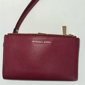 MICHAEL MICHAEL KORS
Adele Leather Smartphone wallet (burgundy)